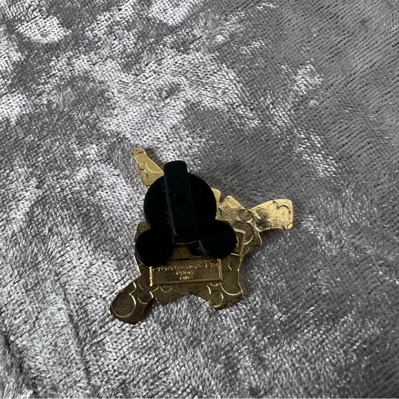 Disney pin collectors trading pins sparkle grey gold Disney parks merchandise - Picture 2 of 7